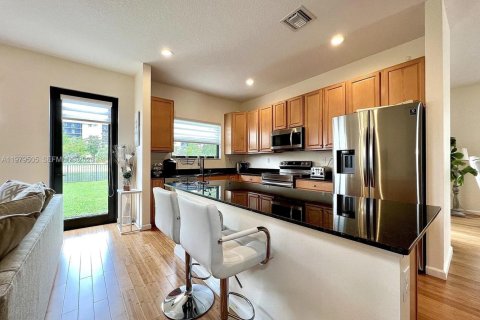 House in Miami, Florida 4 bedrooms, 234.49 sq.m. № 2046163 - photo 5