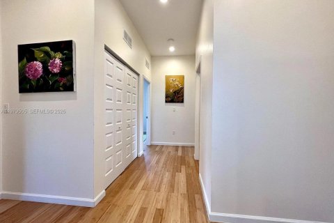 House in Miami, Florida 4 bedrooms, 234.49 sq.m. № 2046163 - photo 25