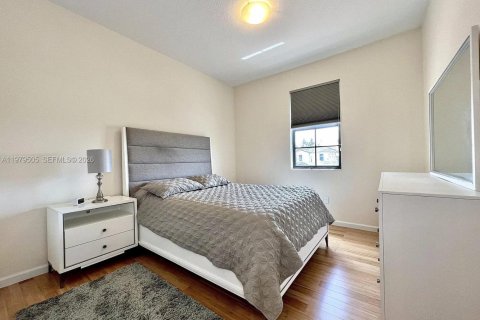 House in Miami, Florida 4 bedrooms, 234.49 sq.m. № 2046163 - photo 20