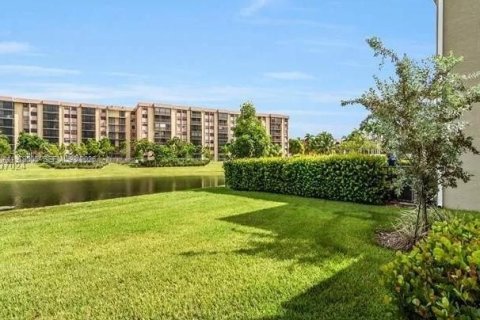 House in Miami, Florida 4 bedrooms, 234.49 sq.m. № 2046163 - photo 30