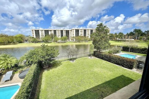 House in Miami, Florida 4 bedrooms, 234.49 sq.m. № 2046163 - photo 13