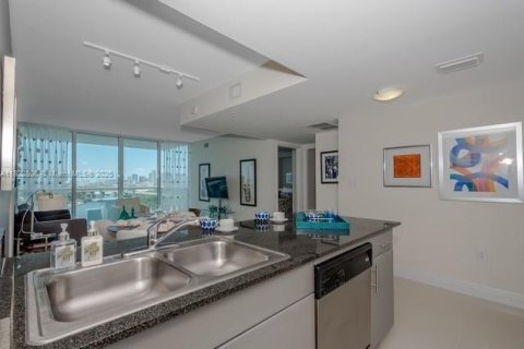 Condominio en venta en Miami, Florida, 1 dormitorio, 88.72 m2 № 1787126 - foto 1