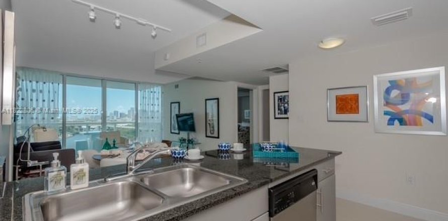 Condominio en Miami, Florida, 1 dormitorio № 1787126