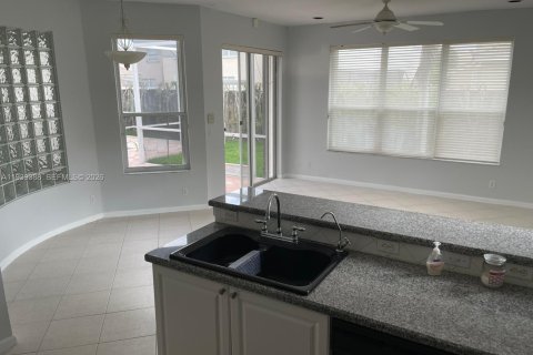 Villa ou maison à louer à Miramar, Floride: 4 chambres, 210.24 m2 № 1997657 - photo 12