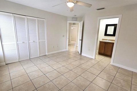 Condo in Rotonda, Florida, 2 bedrooms  № 2103569 - photo 13