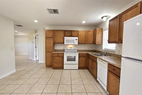 Condo in Rotonda, Florida, 2 bedrooms  № 2103569 - photo 10