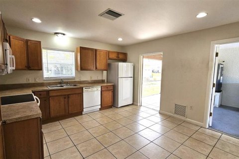 Condo in Rotonda, Florida, 2 bedrooms  № 2103569 - photo 7