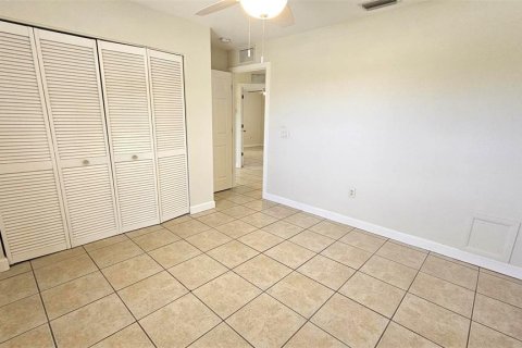 Condo in Rotonda, Florida, 2 bedrooms  № 2103569 - photo 17