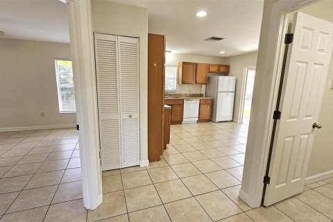 Condo in Rotonda, Florida, 2 bedrooms  № 2103569 - photo 6