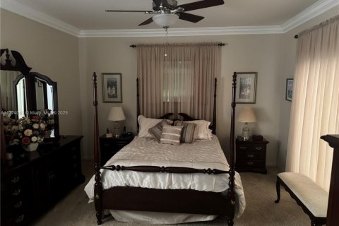 House in Miami Lakes, Florida 3 bedrooms, 193.42 sq.m. № 1692672 - photo 15