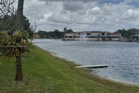 House in Miami Lakes, Florida 3 bedrooms, 193.42 sq.m. № 1692672 - photo 21