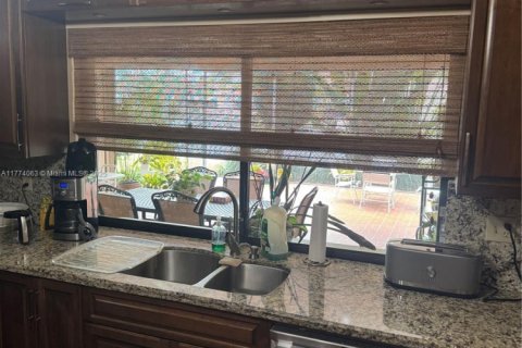 House in Miami Lakes, Florida 3 bedrooms, 193.42 sq.m. № 1692672 - photo 10