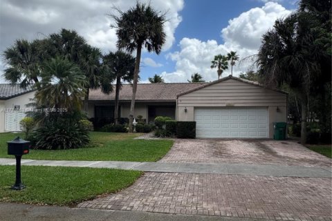 House in Miami Lakes, Florida 3 bedrooms, 193.42 sq.m. № 1692672 - photo 30