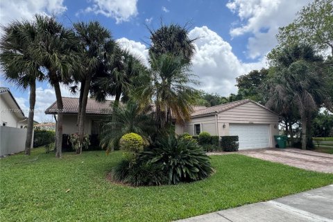 House in Miami Lakes, Florida 3 bedrooms, 193.42 sq.m. № 1692672 - photo 1