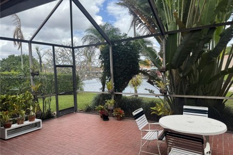 House in Miami Lakes, Florida 3 bedrooms, 193.42 sq.m. № 1692672 - photo 19