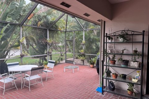 House in Miami Lakes, Florida 3 bedrooms, 193.42 sq.m. № 1692672 - photo 18