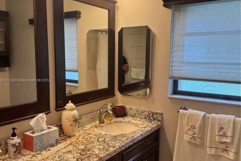 House in Miami Lakes, Florida 3 bedrooms, 193.42 sq.m. № 1692672 - photo 12