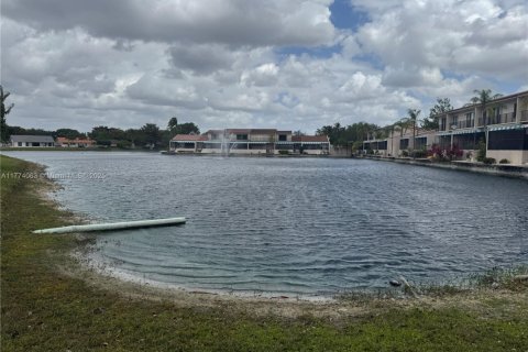 House in Miami Lakes, Florida 3 bedrooms, 193.42 sq.m. № 1692672 - photo 22