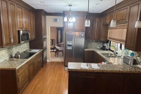 House in Miami Lakes, Florida 3 bedrooms, 193.42 sq.m. № 1692672 - photo 6