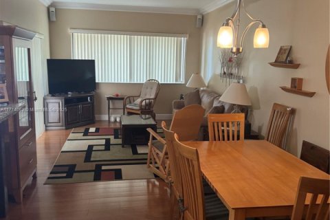 House in Miami Lakes, Florida 3 bedrooms, 193.42 sq.m. № 1692672 - photo 7