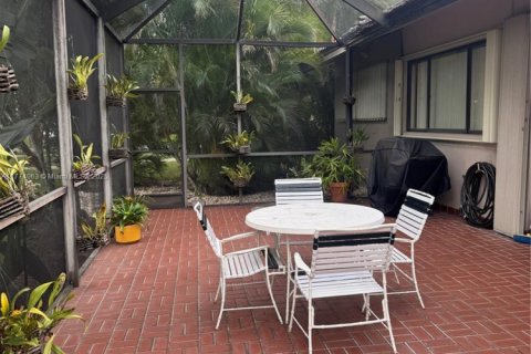 House in Miami Lakes, Florida 3 bedrooms, 193.42 sq.m. № 1692672 - photo 25
