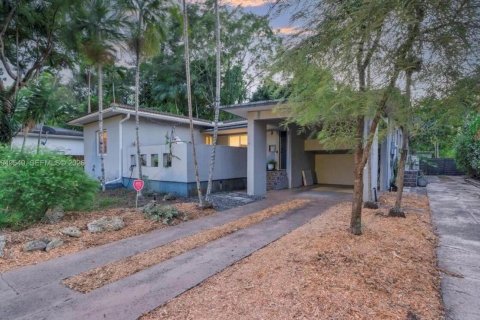 Casa en alquiler en North Miami, Florida, 3 dormitorios, 172.33 m2 № 2388075 - foto 1