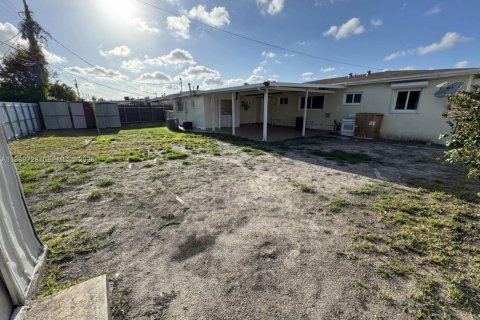 Снять в аренду виллу или дом в Хайалиа, Флорида 3 спальни, 133.78м2, № 2051710 - фото 14