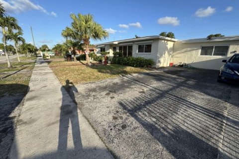 Снять в аренду виллу или дом в Хайалиа, Флорида 3 спальни, 133.78м2, № 2051710 - фото 2