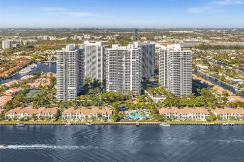 Condo in Aventura, Florida № 2081151 - photo 14