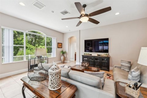 House in New Port Richey, Florida 5 bedrooms, 335.28 sq.m. № 2294592 - photo 24