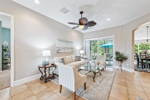 House in New Port Richey, Florida 5 bedrooms, 335.28 sq.m. № 2294592 - photo 9