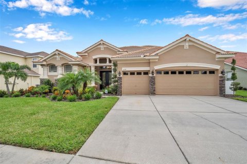 House in New Port Richey, Florida 5 bedrooms, 335.28 sq.m. № 2294592 - photo 4