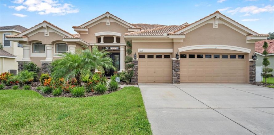 House in New Port Richey, Florida 5 bedrooms, 335.28 sq.m. № 2294592