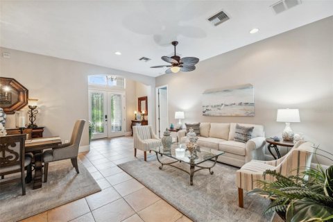 House in New Port Richey, Florida 5 bedrooms, 335.28 sq.m. № 2294592 - photo 10