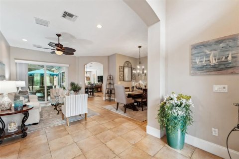 House in New Port Richey, Florida 5 bedrooms, 335.28 sq.m. № 2294592 - photo 7
