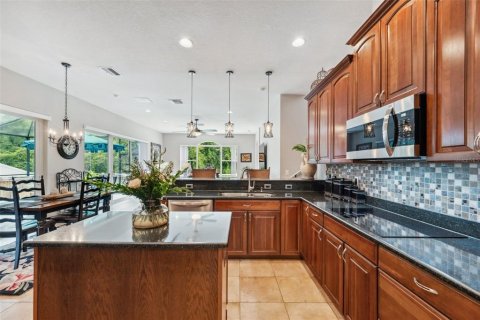 House in New Port Richey, Florida 5 bedrooms, 335.28 sq.m. № 2294592 - photo 18