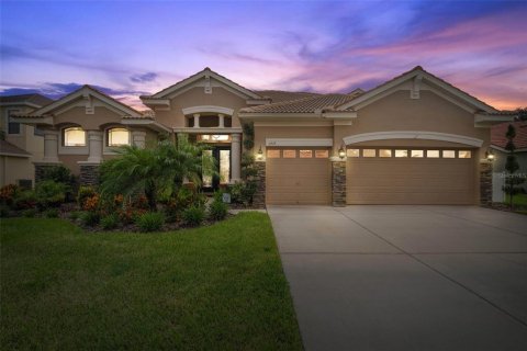 House in New Port Richey, Florida 5 bedrooms, 335.28 sq.m. № 2294592 - photo 2