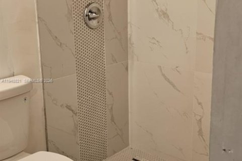 Condo in Sweetwater, Florida, 4 bedrooms № 2005696 - photo 17