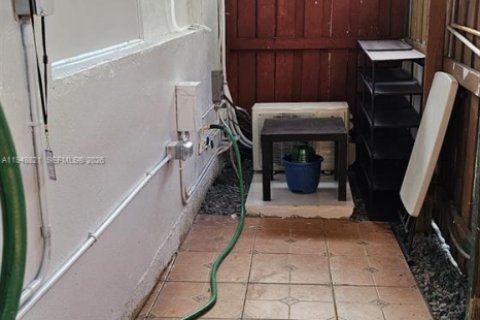 Condo in Sweetwater, Florida, 4 bedrooms № 2005696 - photo 19