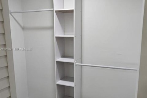 Condo in Sweetwater, Florida, 4 bedrooms № 2005696 - photo 18