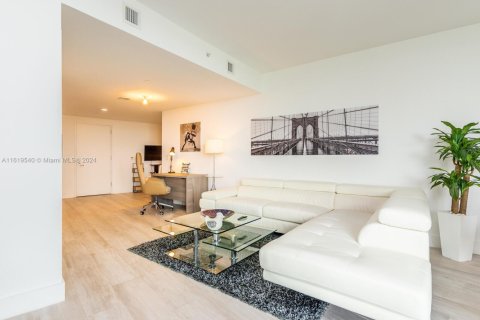 Condo in Miami, Florida, 1 bedroom  № 1728831 - photo 1