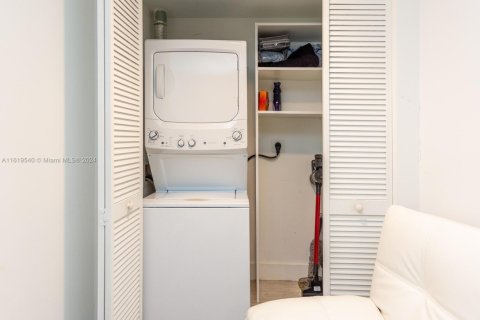 Condo in Miami, Florida, 1 bedroom  № 1728831 - photo 8