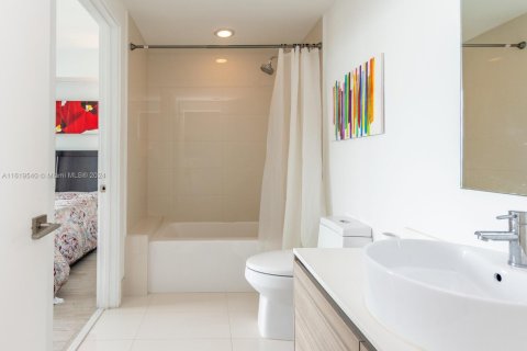 Condo in Miami, Florida, 1 bedroom  № 1728831 - photo 2