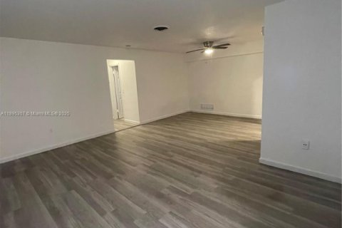 Villa ou maison à vendre à Pembroke Pines, Floride: 4 chambres, 129.13 m2 № 1947598 - photo 4