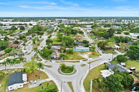 Terreno en venta en West Perrine, Florida № 1730451 - foto 15