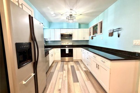 House in Saint Petersburg, Florida 3 bedrooms, 106.56 sq.m. № 2391412 - photo 9