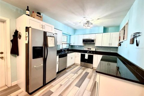 House in Saint Petersburg, Florida 3 bedrooms, 106.56 sq.m. № 2391412 - photo 8