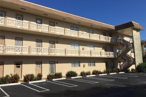 Condo in Lauderdale Lakes, Florida, 2 bedrooms  № 1210236 - photo 1
