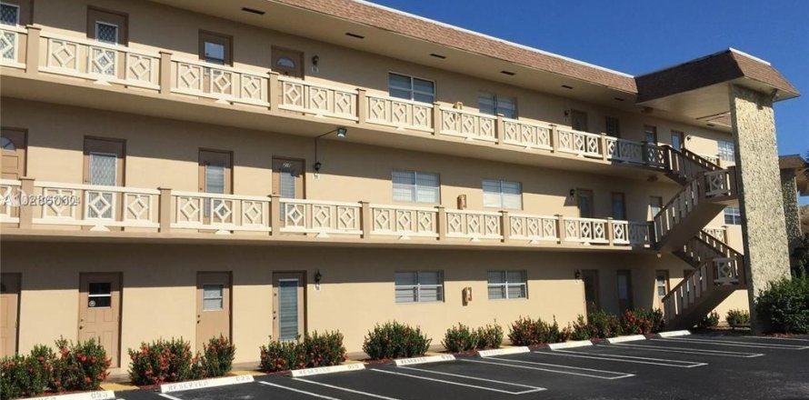 Condominio en Lauderdale Lakes, Florida, 2 dormitorios № 1210236