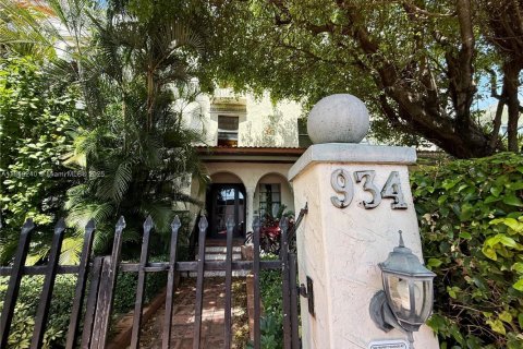 Condominio en Miami Beach, Florida, 1 dormitorio  № 2038994